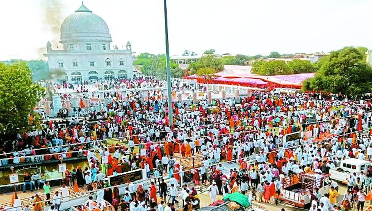यहां स्माधि स्थल की सीमा में प्रवेश करते ही श्रद्धालु अपने आप ही नशे से हो जाते दूर