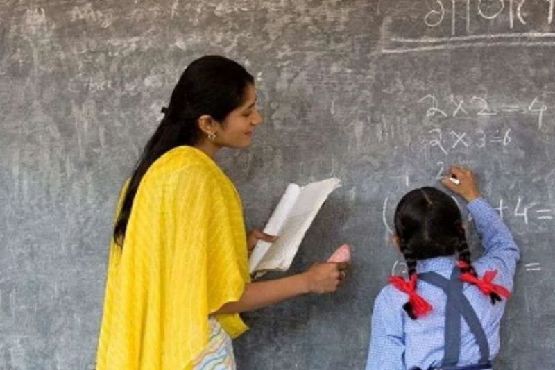 Education News: 25 साल की सेवा के बाद भी न नियमित और न 17 हजार से अधिक मानदेय
