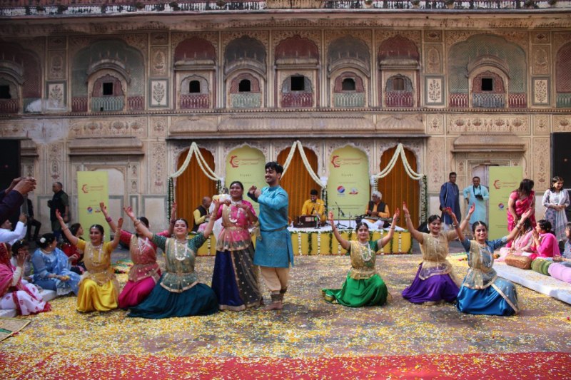 होली का उल्लास :बृजराज बिहारी मंदिर में कलाकारों ने बांधा ऐसा समां झूम उठे भक्त