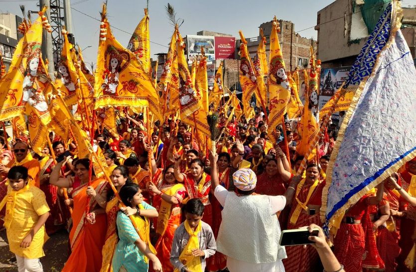 Khatu Shyam: बाबा श्याम के रंग में रंगा शहर, लहराई बाबा की ध्वजा