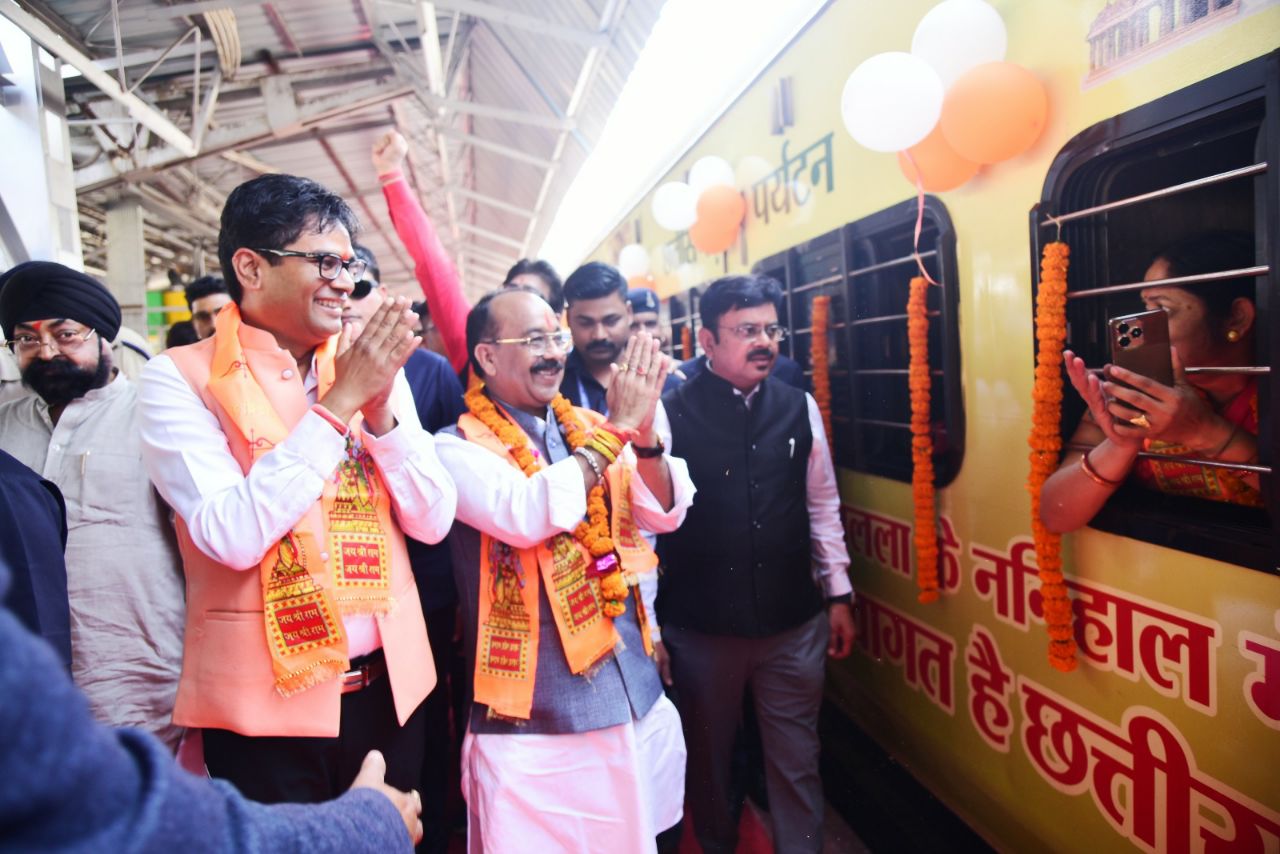 850 रामभक्तों को लेकर अयोध्या धाम जा रही ट्रेन को उप मुख्यमंत्री ने किया रवाना