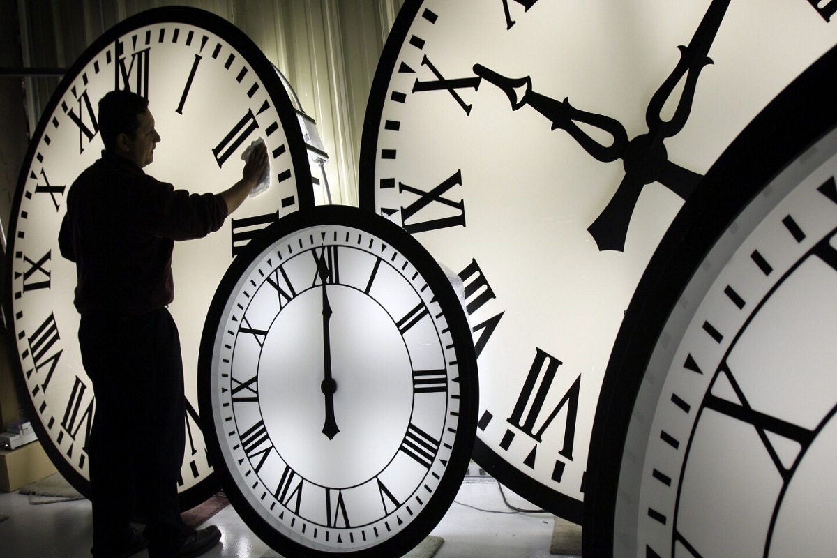 Daylight saving time : घड़ी को एक घंटा आगे-पीछे क्यों करते हैं कई देश
