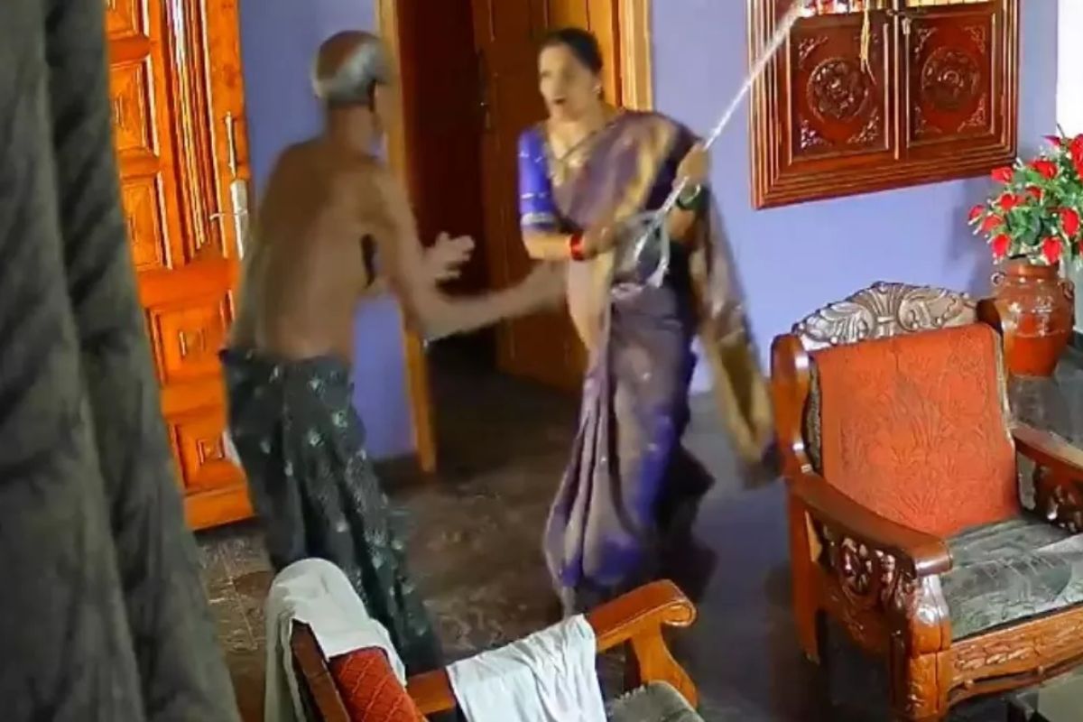 karnataka woman beats father-in-law viral video
