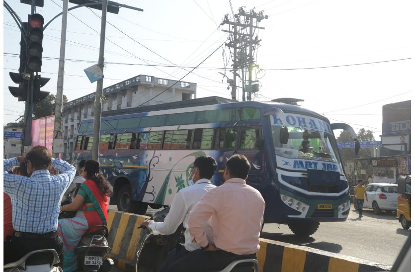 Buses running in the crowd of Ghamapur