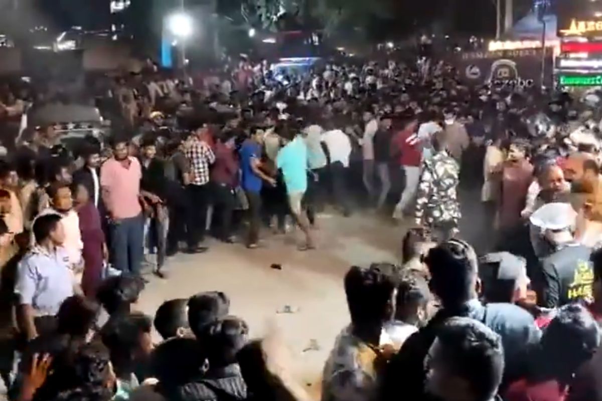 Hyderabad: Free Haleem to the public on the first day of Ramzan, crowd gathered in the restaurant, police resorted to lathi charge when chaos broke out.