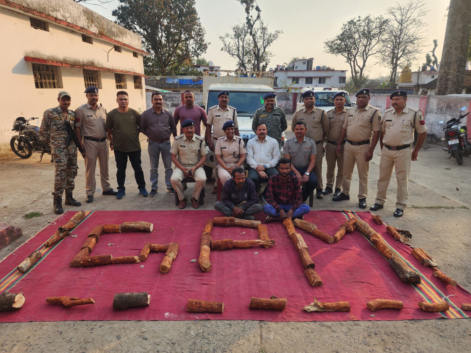पुलिस ने दो लोगों को किया गिरफ्तार, चंदन लकड़ी जब्त