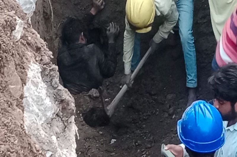 यहां हुआ बड़ा हादसा...सीवरेज कार्य के दौरान मिट्टी धंसने से 4 श्रमिक दबे, 2 की मौत, 2 घायल