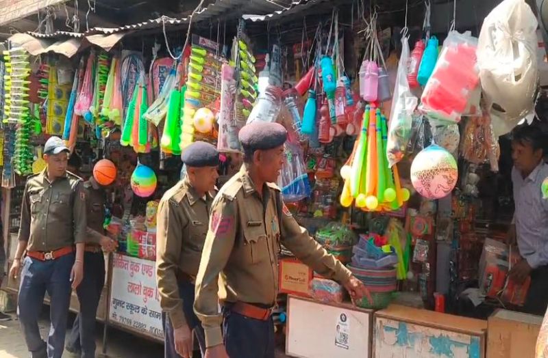 Traffic police removed encroachments from the market, warned