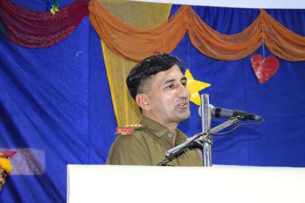 पढ़ाई गांव-कस्बा नहीं, मेहनत मांगती है...कलक्टर