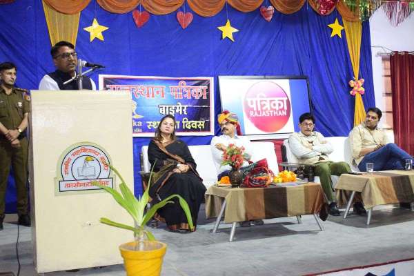 पढ़ाई गांव-कस्बा नहीं, मेहनत मांगती है...कलक्टर