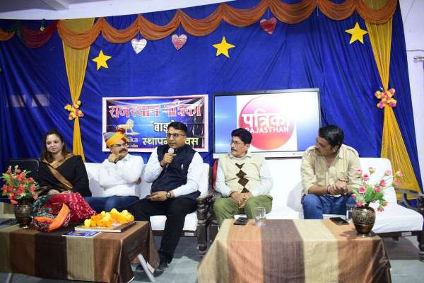 पढ़ाई गांव-कस्बा नहीं, मेहनत मांगती है...कलक्टर