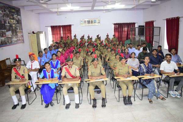 पढ़ाई गांव-कस्बा नहीं, मेहनत मांगती है...कलक्टर