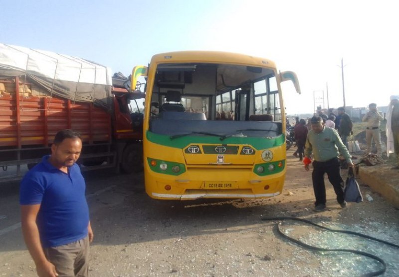 कोल कर्मियों को लेकर अमेरा खदान जा रही बस की मिनी ट्रक से भिड़ंत, सीनियर ओवरमैन समेत 2 घायल, ड्राइवर को पीटा