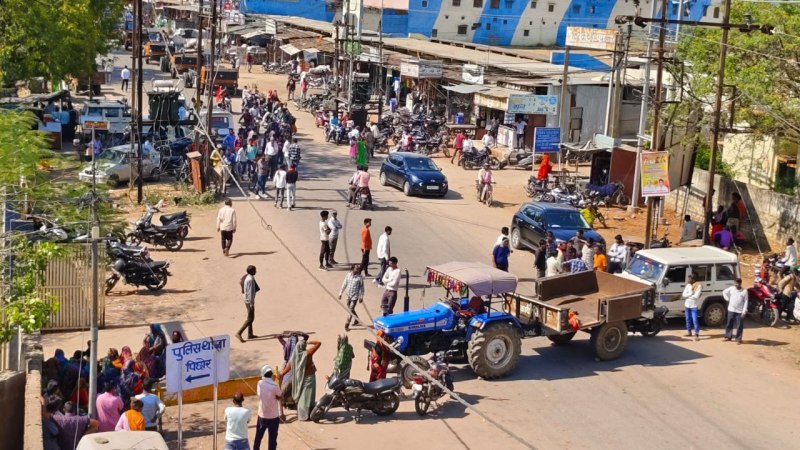 10 घंटे चक्काजाम के बाद भी नहीं हुई सुनवाई तो थाने में रखा शव