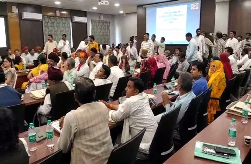 विधायक बोले: सरपंच को मालूम फिर भी पट्टे पर उठ जाता है ऋण, सरपंचों ने किया हंगामा