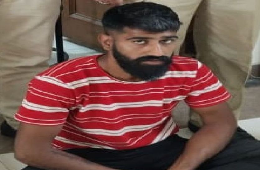 ऑटो जलाकर भागा इनामी हिस्ट्रीशीटर चारा बेचने लगा