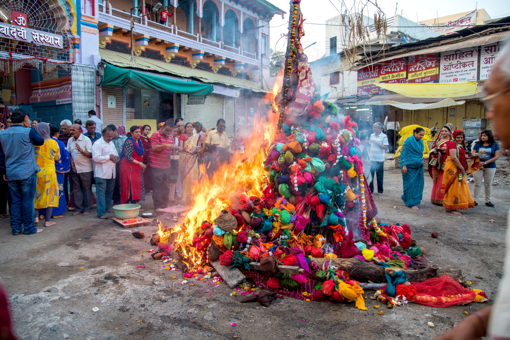 holika-dahan-2024-date-time-story.jpg