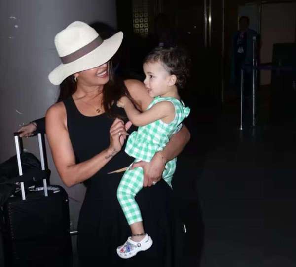 Priyanka Chopra reached India with daughter Malti and visited Siddhivinayak temple