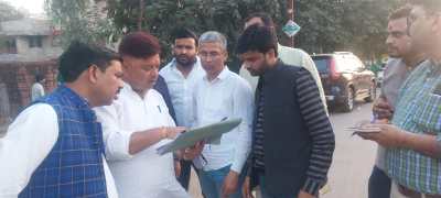 समिति सदस्यों ने फीता डालकर नापी जमीन, कहीं अवैध तो कहीं बिना परमिशन के लगा दिए होर्डिंग