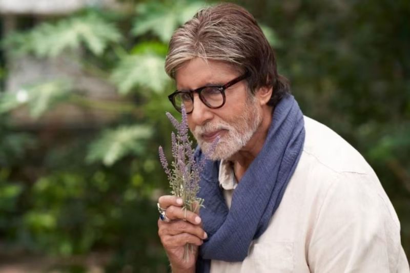 bollywood_amitabh_bachchan_said_ill_news_was_fake_big_b_spotted_watching_match_with_son.jpg