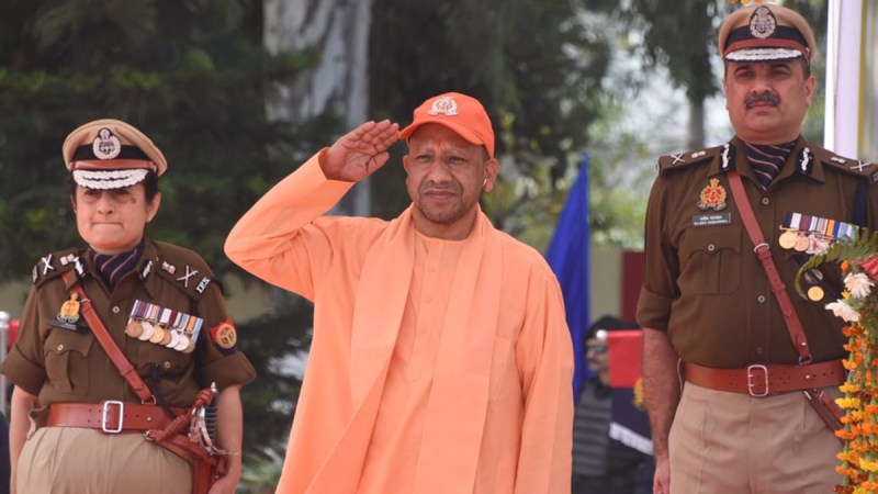 cm-yogi-adityanath-took-salute-of-the-parade-in-moradabad.jpg