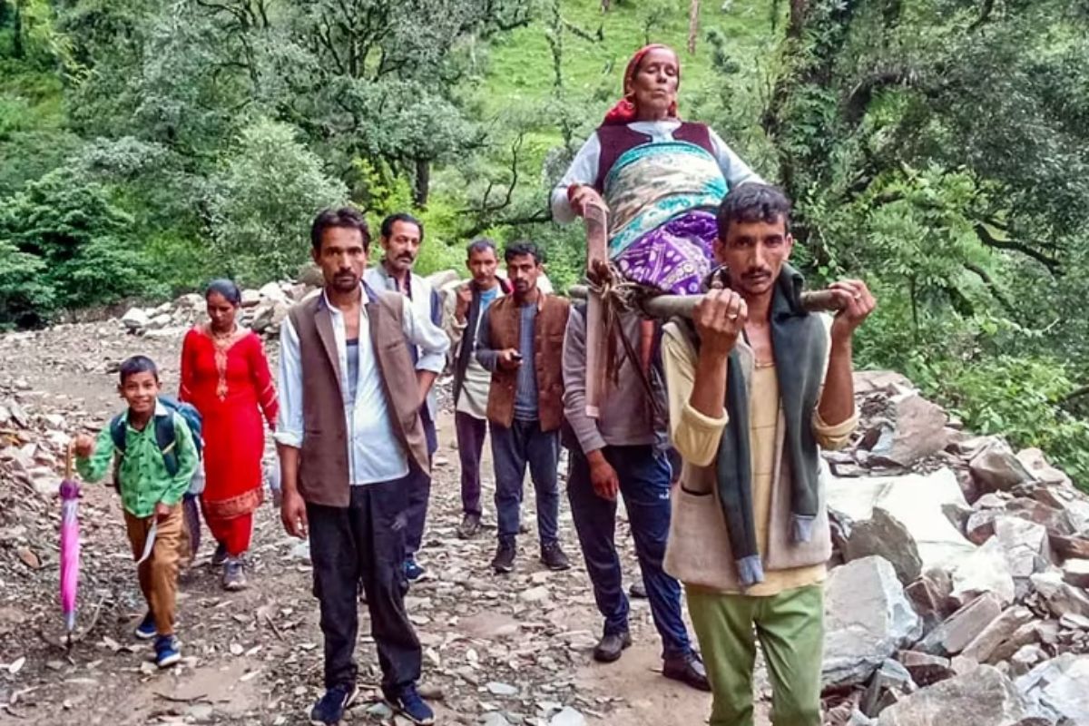 due_to_lack_of_roads_patients_in_villages_of_uttarakhand_have_to_be_taken_to_hospital_by_handcart_1.jpg