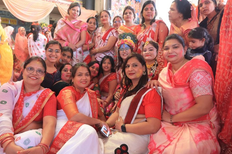 फाग उत्सव में मची होली की धमाल, जमकर उड़ाया अबीर-गुलाल