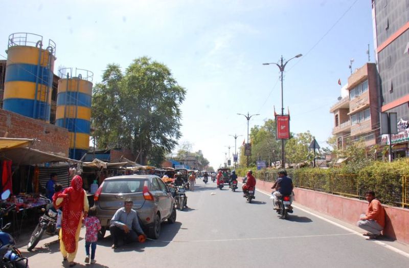 वीडियो में देखें...दिन में गायब हो जाती है आधी सड़क