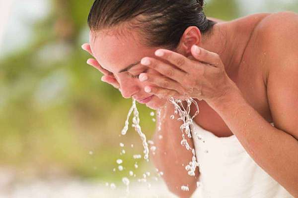 wash_face_with_water.jpg