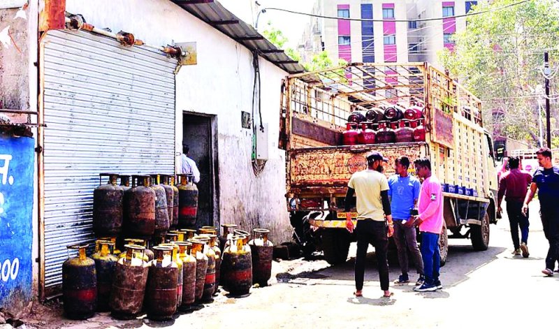ग्राहकों के कोटे के गैस सिलेंडर भी बाजार में हो रहे सप्लाई, निगरानी चौपट