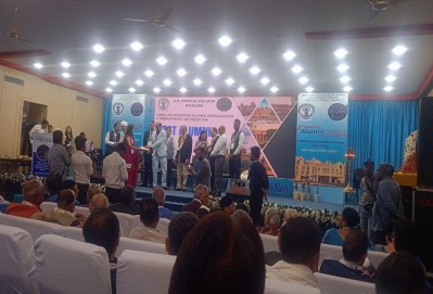 30 साल बाद पुराने मित्रों से मिलकर खूब खिलखिलाए, ताजा करते रहे पुरानी यादें