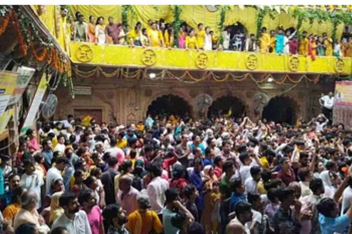 stampede_in_radha_rani_temple.jpg