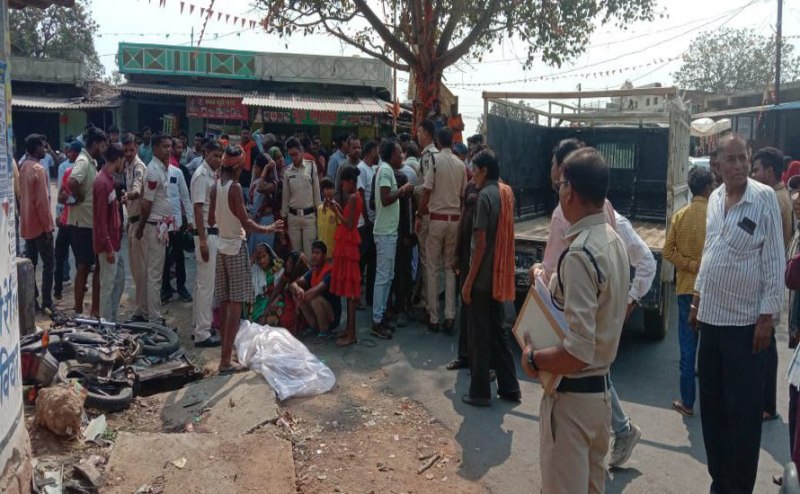 बच्चे का बाल कटवाने आए युवक को ट्राला ने कुचला, भीड़ ने ड्राइवर को पीटा, सडक़ पर शव रखकर चक्काजाम