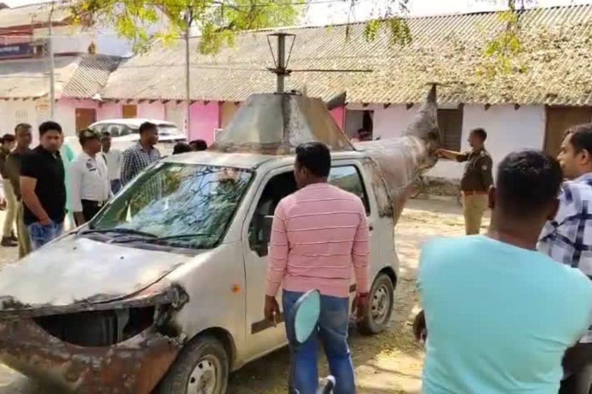 Ambedkar Nagar News: अंबेडकर नगर में दो भाईयों ने कार को मोडीफाई कर बनाया
हेलीकॉप्टर, पुलिस ने किया सीज