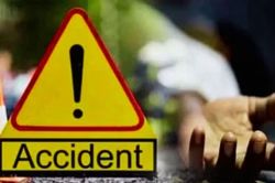 CG Road Accident: मजदूरों से भरा मालवाहक पलटा, 1 की मौत, 14 हुए घायल - image