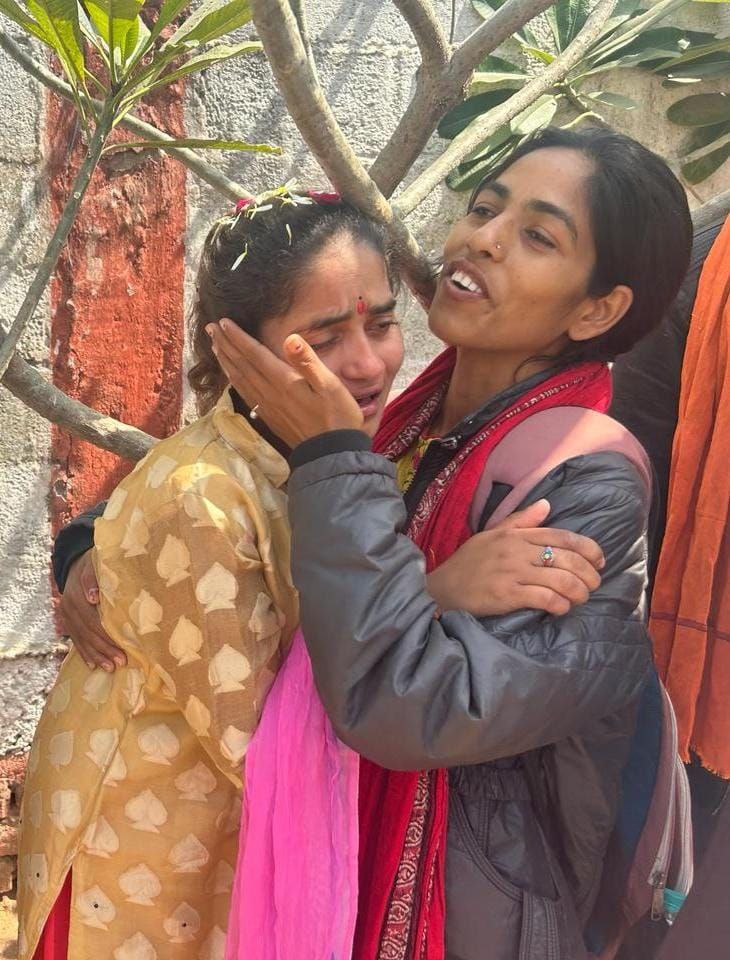 बड़ी बहन से मिलकर छलक उठे आंसू