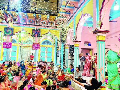 राधा-कृष्ण के साथ श्रद्धालु खेल रहे फूल, अबीर-गुलाल से होली