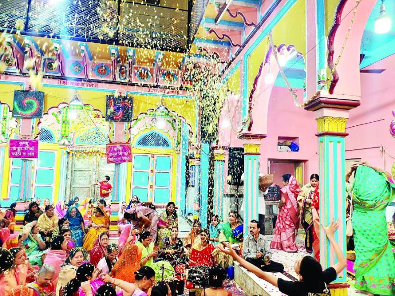 राधा-कृष्ण के साथ श्रद्धालु खेल रहे फूल, अबीर-गुलाल से होली