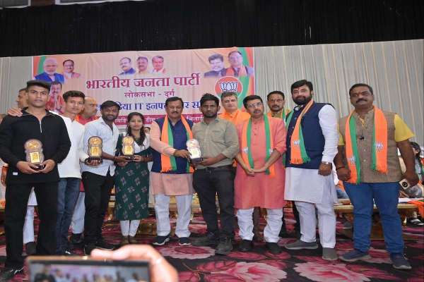 इस सदस्यता में करीब 500 से अधिक लोग सोशल मीडिया वॉलेंटियर एवं इंफ्ल्युएंसर्स है। दुर्ग लोकसभा में लोकसभा स्तरीय वॉलेंटियर एवं इंफ्ल्युएंसर्स मीट का सफलतम आयोजन हॉटल चौहान इंपीरियन में संपन्न हुआ।