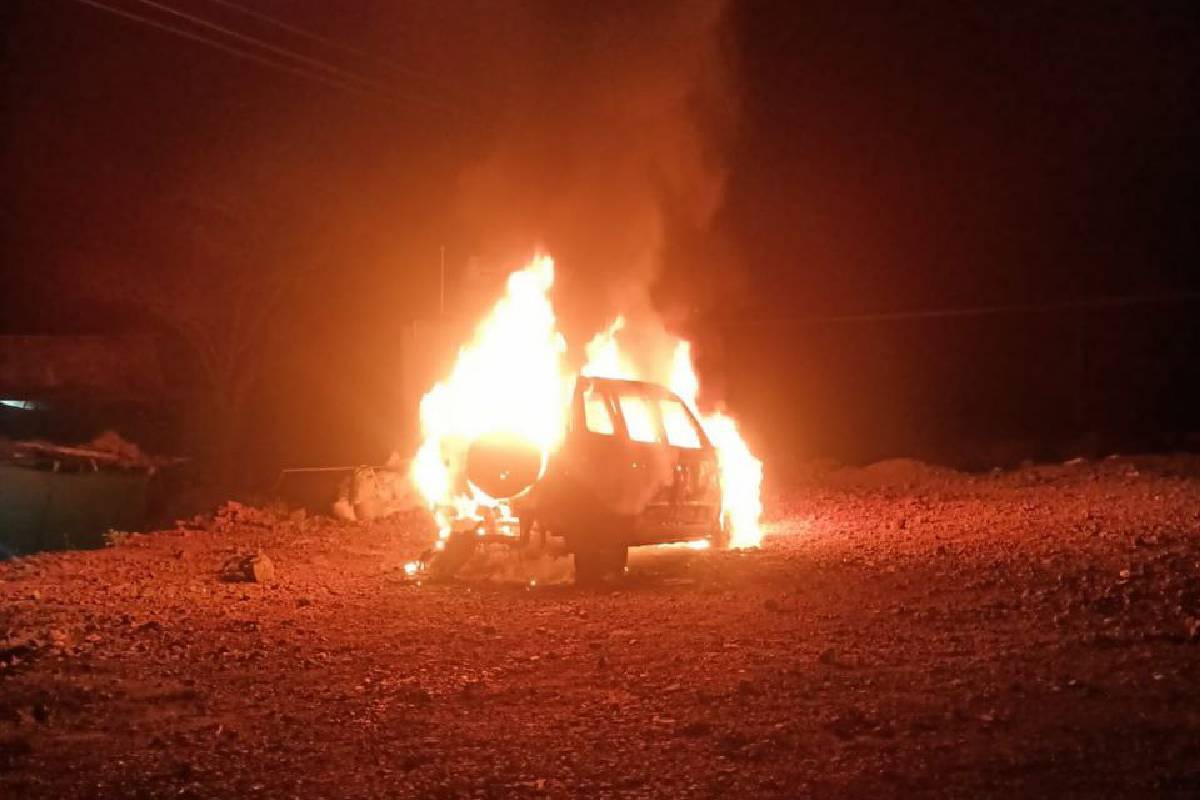 माफियाओं का पीछा कर रही SST टीम और पुलिस पर ताबड़तोड़ हमला, शराब से भरी गाड़ी से
निकले आग के गोले