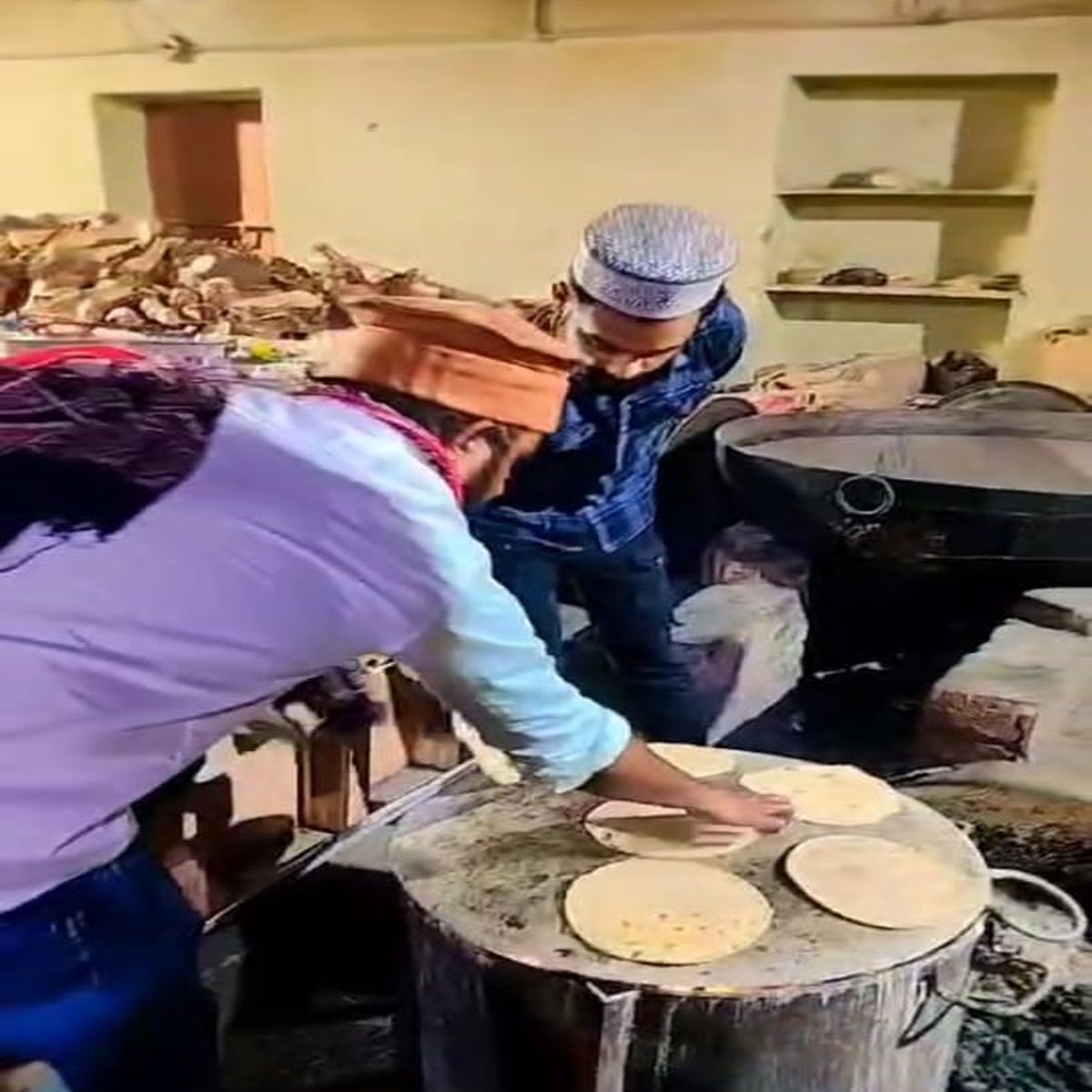 VIDEO…माहे रमजान मे सूफ़ी की की दर पर हर जरूरतमंद को कराई जा रही सहरी के साथ
रोजा इफ्तार