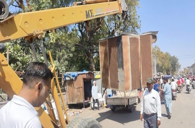 पार्क के समीप से लगी थडिय़ां जब्त: कई जगह बन चुके केबिन बाजार