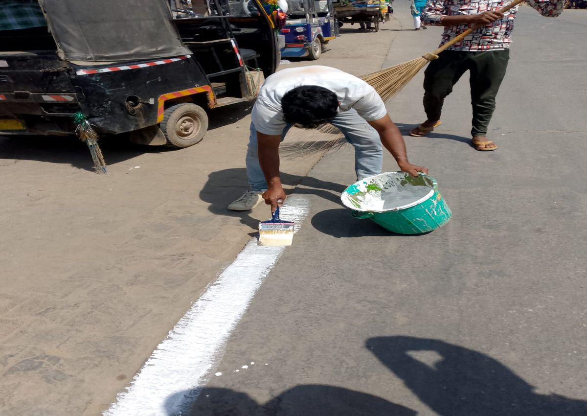 Municipality made white strip on the roadside, street vendors will stand behind it...read this news