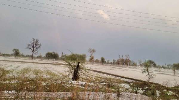 कवर्धा में कश्मीर जैसा नजारा.. सड़क से लेकर खेत, आंगन में भी बिछ गई सफेद चादर, देखें तस्वीरें..