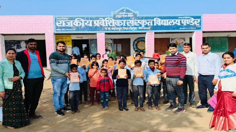 संस्कृत को बढ़ावा देने का जुनून, स्वयं के खर्चे पर लगा रहे शिक्षक