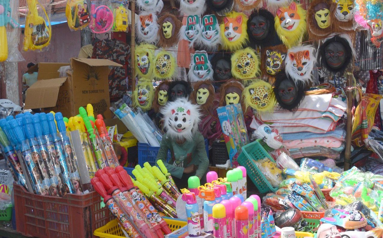 होली के लिए सजा रंग-बिरंगा बाज़ार, देखे तस्वीरें