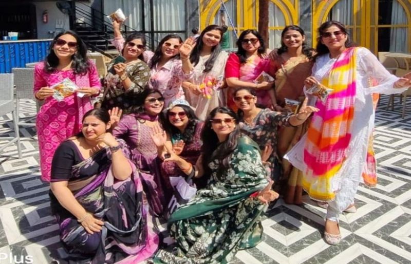 कान्हा ने गोपियों के संग किया रास, फूलों की होली ने बांधा समां