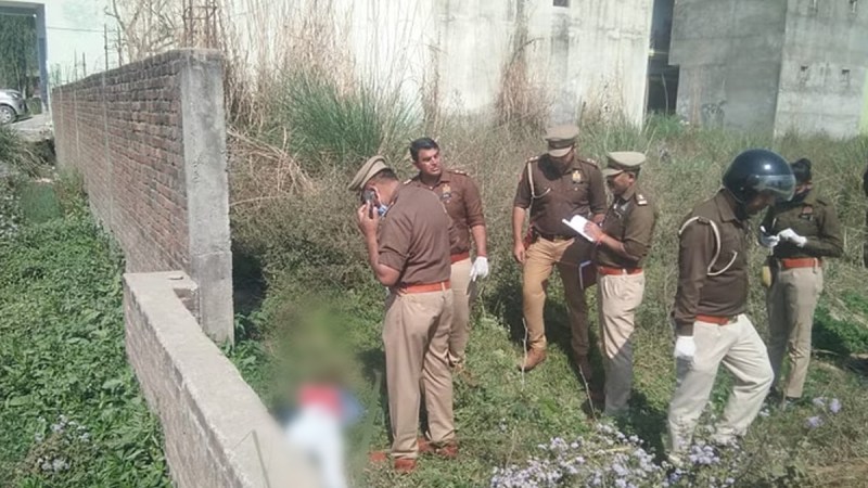 police-officers-were-shocked-after-seeing-dead-body-in-bijnor.jpg