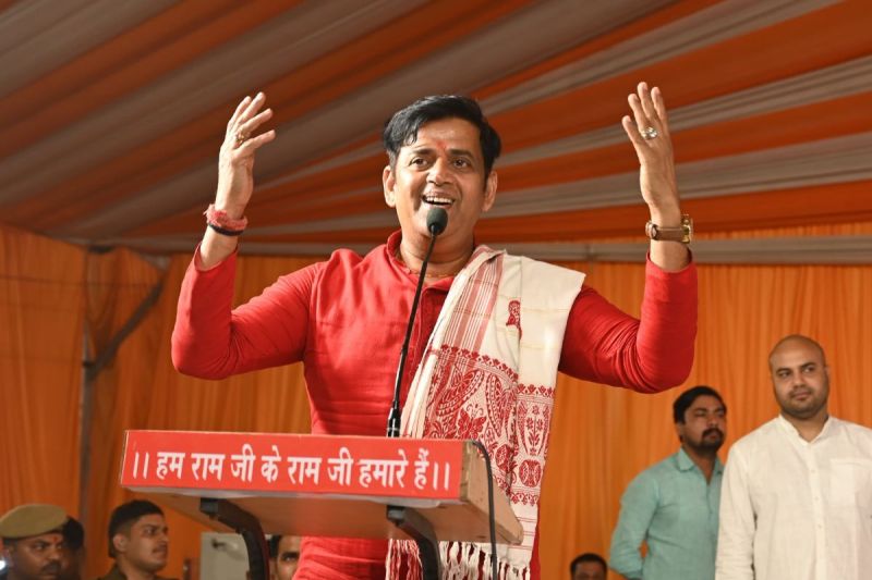 UP Lok Sabha Election 2024 Ravi Kishan Says Rahul and Akhilesh goal is loot state and protect family