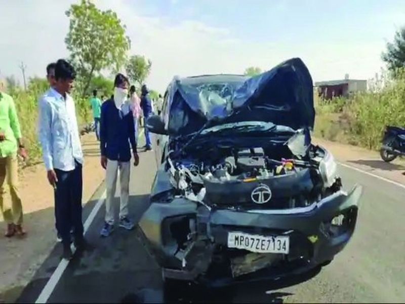 कार का अगला हिस्सा बुरी तरह से क्षतिग्रस्त